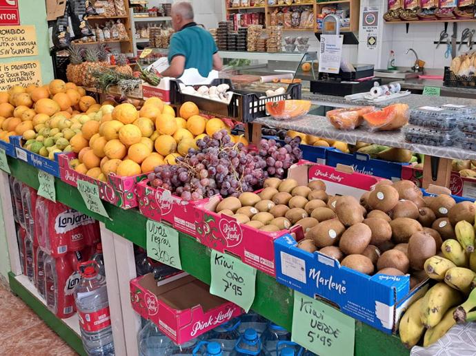 más frutas y verduras puestas: coc, limones, uvas...